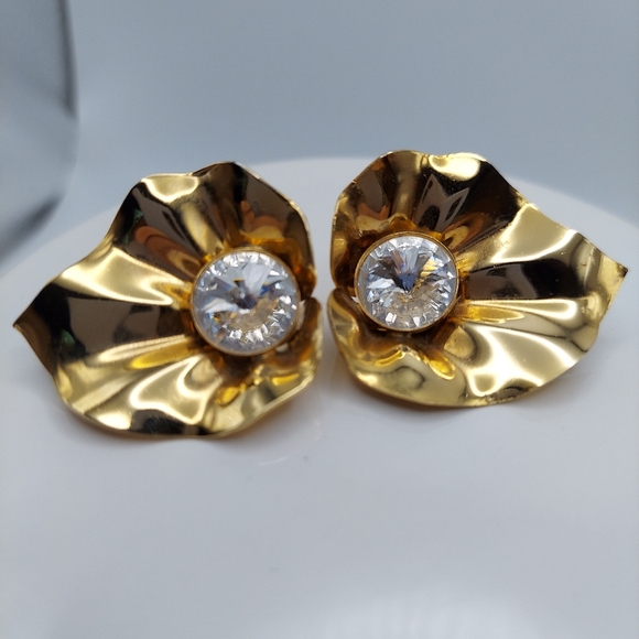 Vintage Large Goldtone Flower w/Crystal Center. - Picture 6 of 11